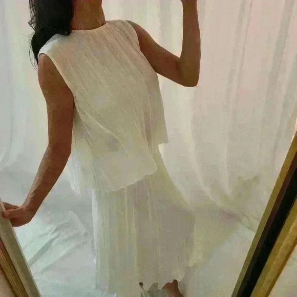 VINCE Minimalist White Blouse Cream Top Sleeveless Dressy Romantic pleated profe - Picture 2 of 9